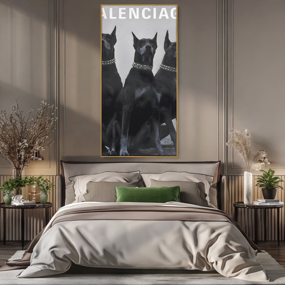Tablou canvas cu tablou canvas cu trei dobermani, in rama de aluminiu auriu, pe perete intr-un dormitor